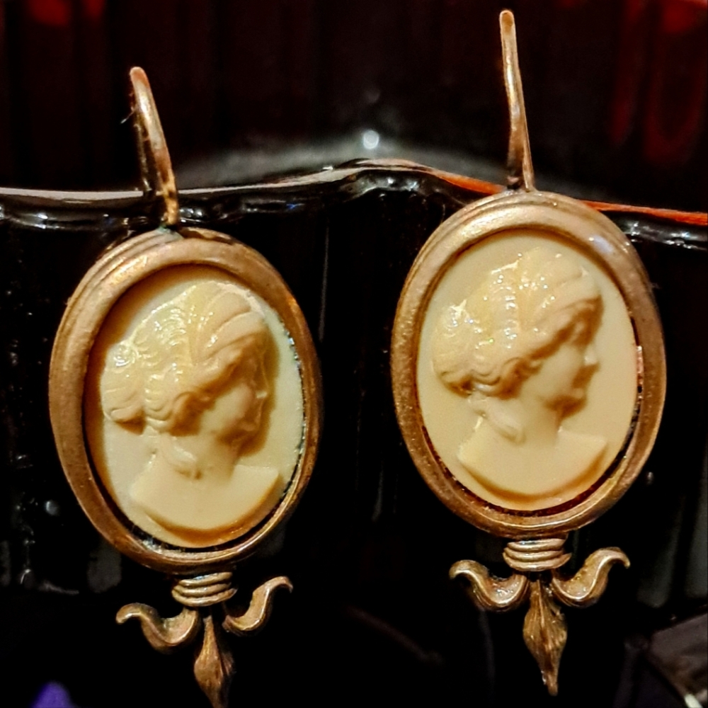 Extasia Vintage Ivory Glass Cameo Earrings